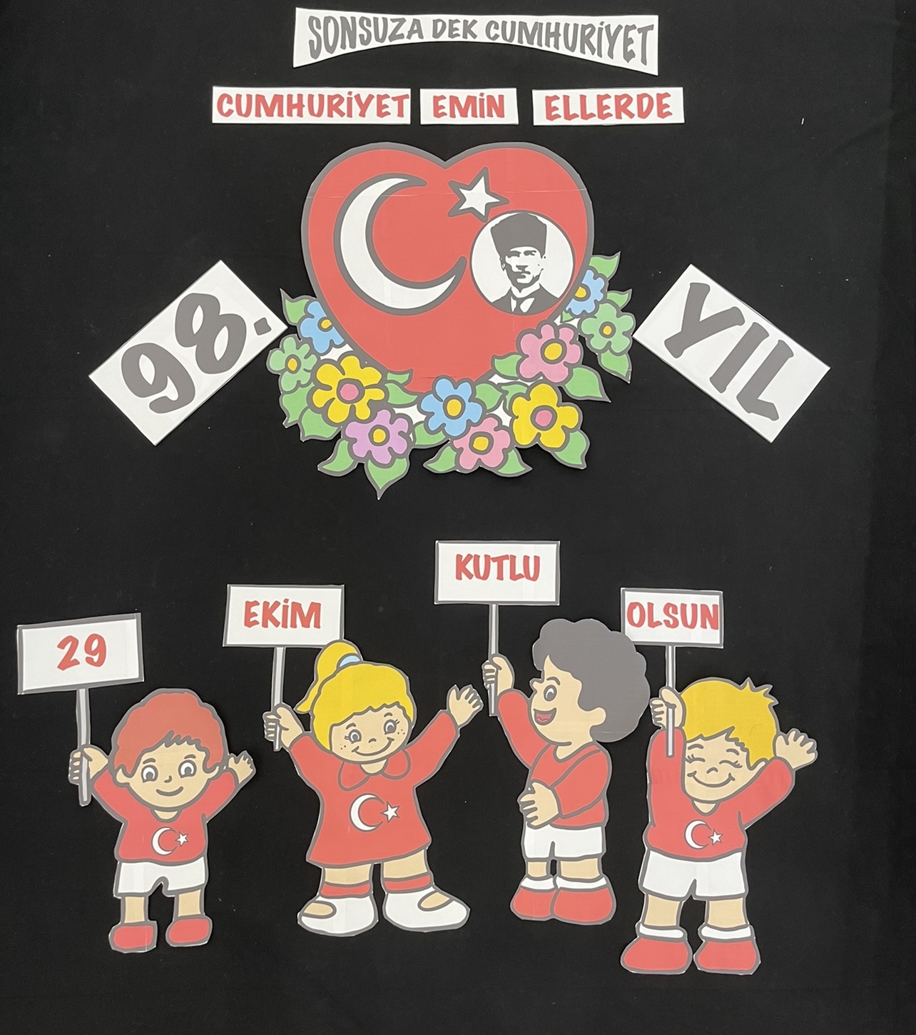 29 Ekim Cumhuriyet Bayramı Pano Etkinliği ( BÜYÜK BOY PARÇALI BAYRAK VE ÇOCUKLAR )