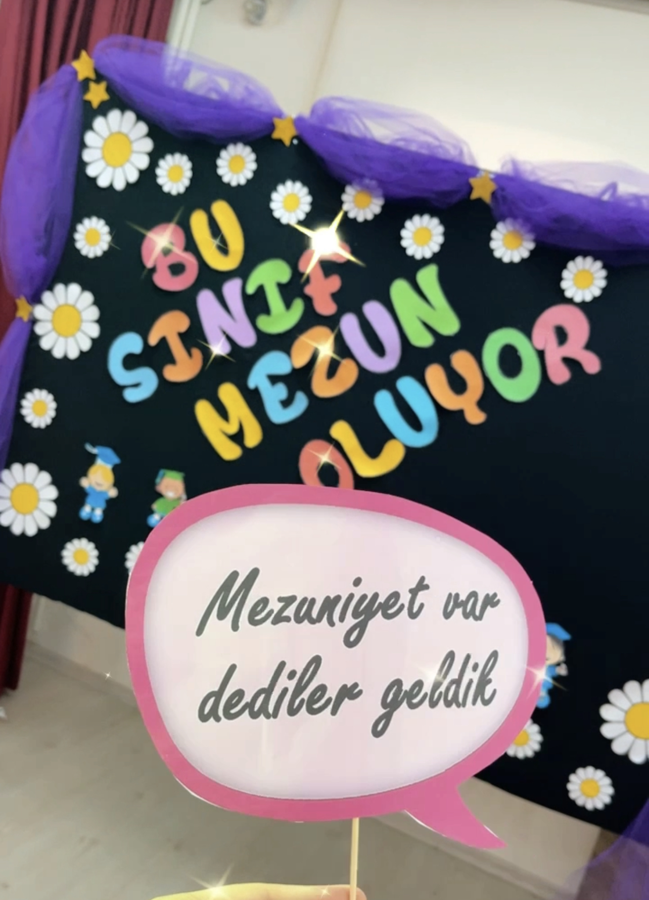 Bu Sınıf Mezun Oluyor Yazı Şablonu ve Papatyalar