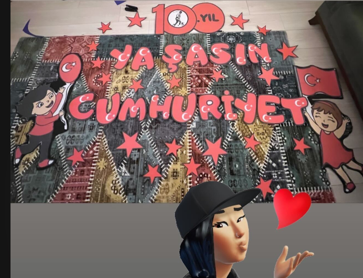 12 A4 Bayrak Tutan Erkek Çocuk